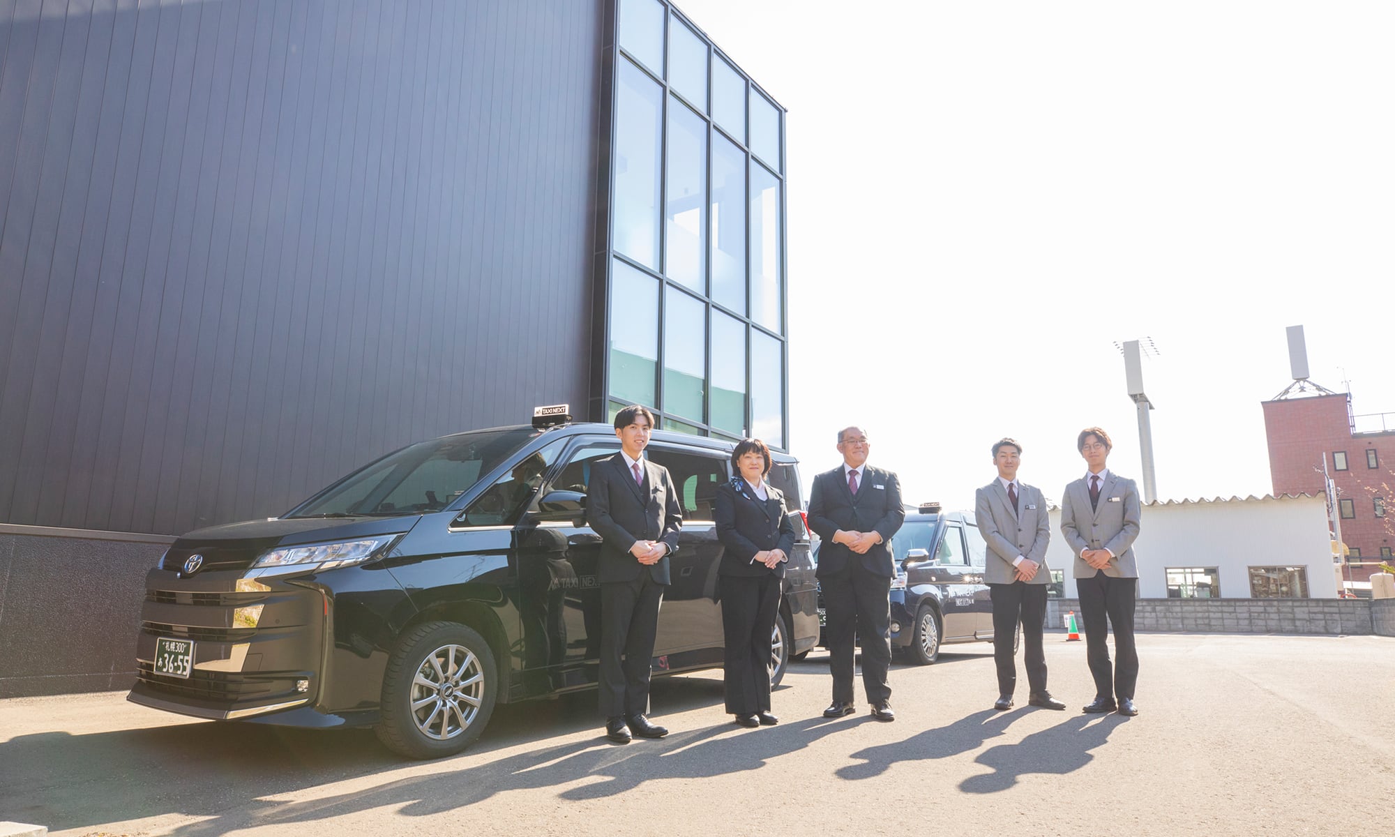乗務員(クルー)とオペレーションスタッフが一丸となり、札幌の交通インフラを支えています。職種の垣根を越えたチームワークの良さが自慢です。