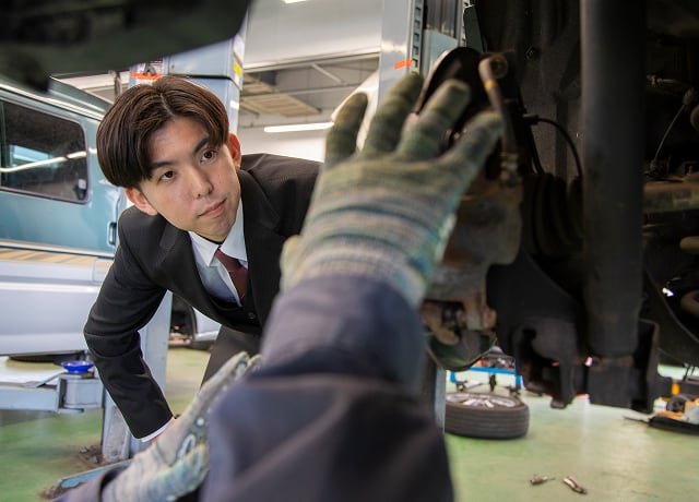 併設する自社工場の整備スタッフとも密にコミュニケーションを取り、車両の安全を第一に守ります。
